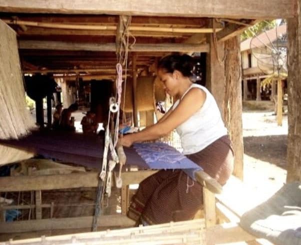 making-laos-silk