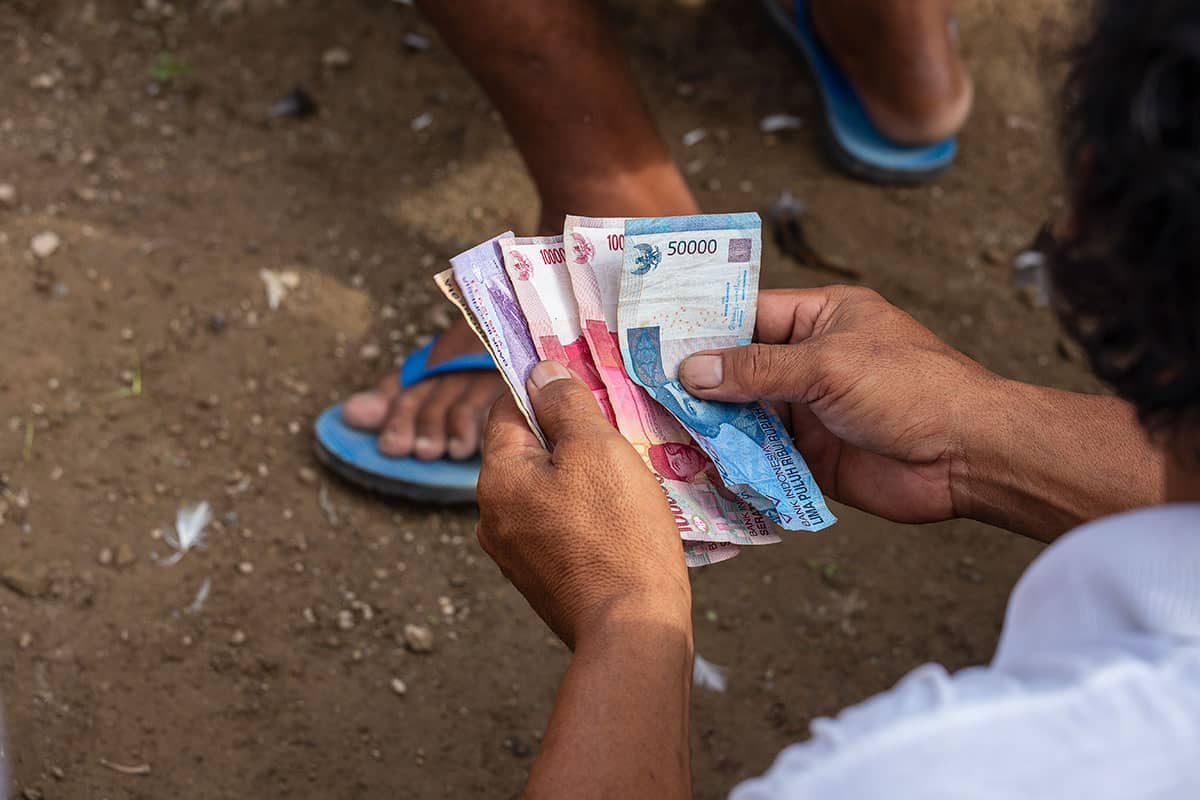 child-counting-money